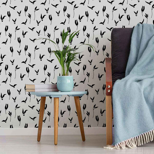 This carefree floral wallpaper will win you over with its simple and irresistible charm! Featuring black floral illustrations on a white background, it keeps things straightforward and versatile. The magic happens within the illustrations themselves. Flowers and leaves are represented as winged elements taking flight and giving the entire seamless composition a whimsical, cheerful appearance.
